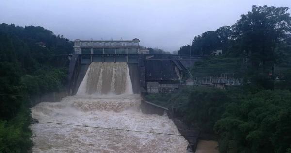 湖北暴雨来袭，全力应对保障安全